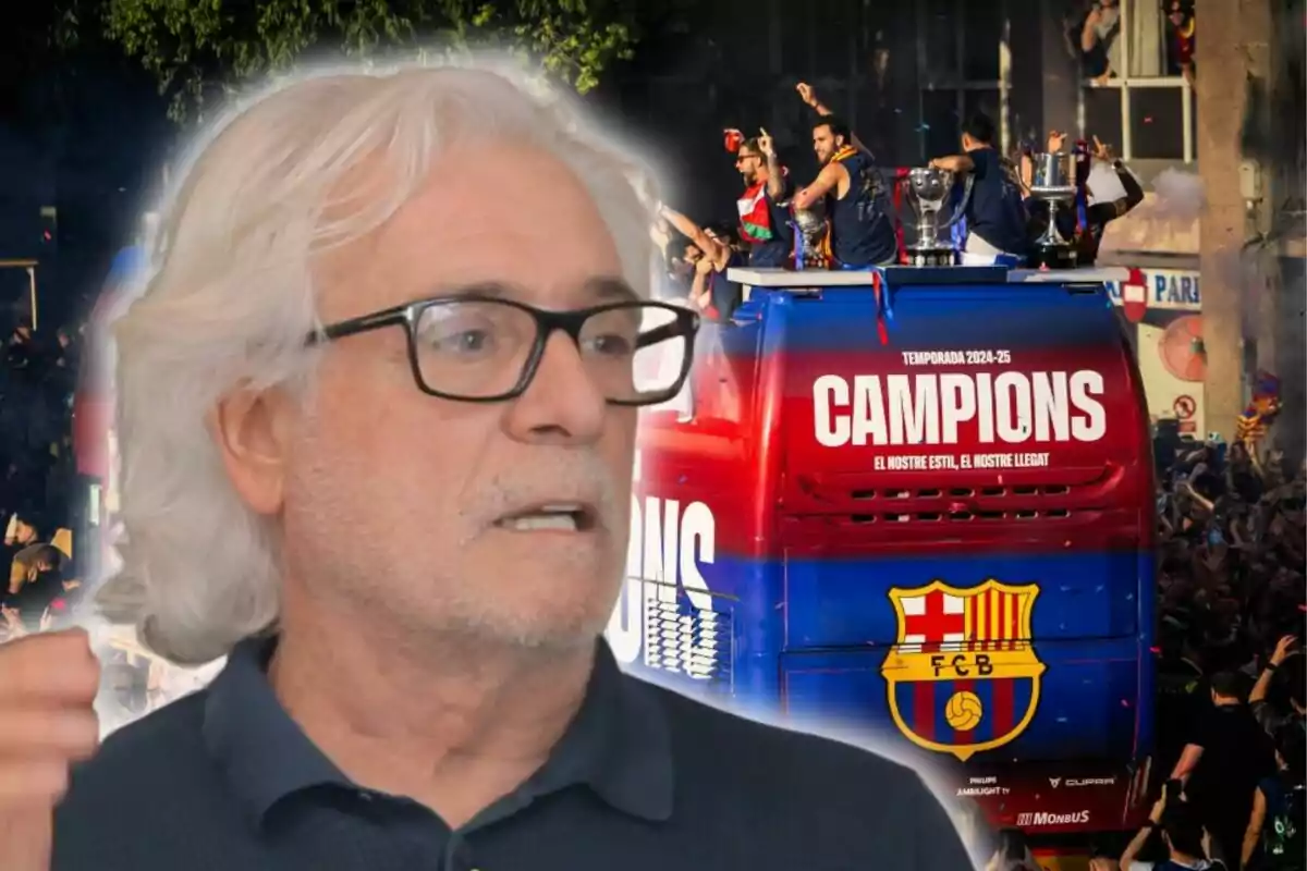 Un home de cabell blanc i ulleres apareix en primer pla, mentre que al fons es veu un autobús del FC Barcelona amb jugadors celebrant i la paraula "CAMPIONS" escrita en ell.