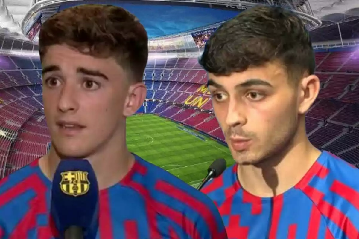 Dos jugadors de futbol amb samarretes blaugrana estan davant de micròfons en un estadi.