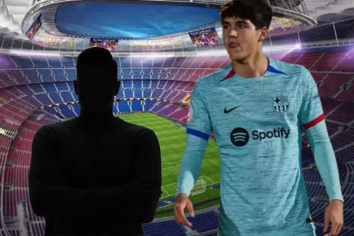 Un jugador de futbol amb uniforme blau és clar en un estadi, acompanyat d'una figura fosca sense trets visibles.