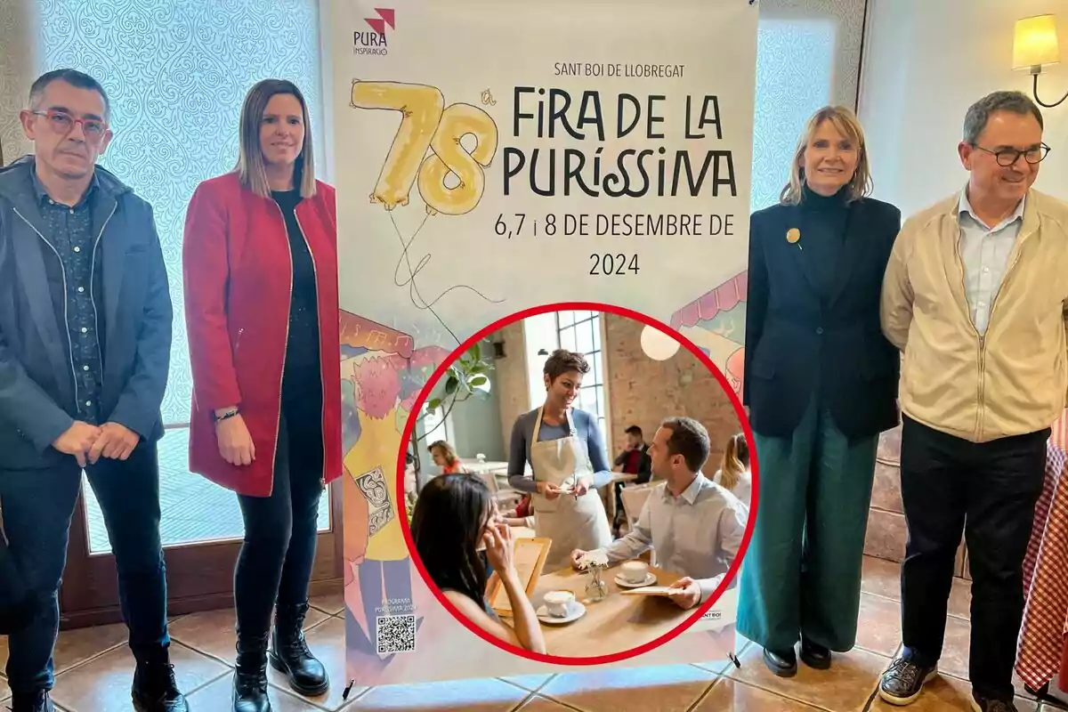 Un grupo de personas posa junto a un cartel que anuncia la 78ª Fira de la Puríssima en Sant Boi de Llobregat, que se celebrará los días 6, 7 y 8 de diciembre de 2024.