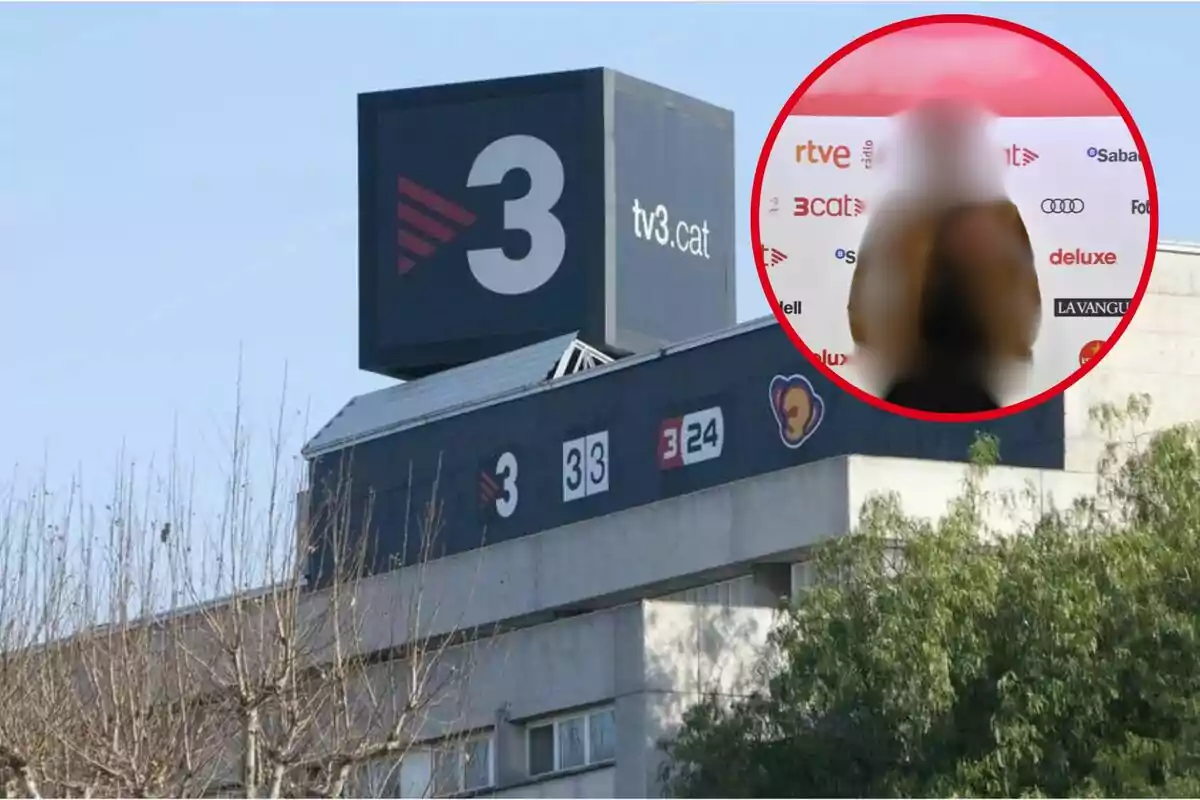 Edifici de TV3 amb un requadre que mostra una figura borrosa davant d'un fons amb logotips de mitjans.