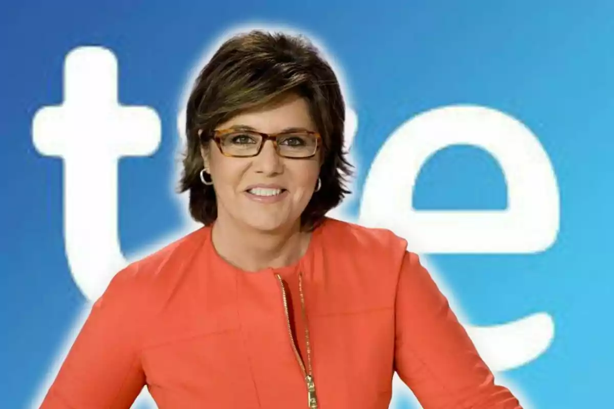 Una persona con gafas y cabello corto sonríe frente a un fondo azul con letras blancas.
