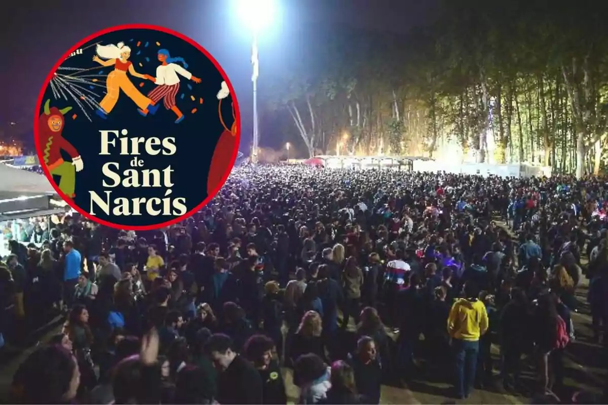 Una multitud disfruta de las festividades nocturnas en un evento al aire libre rodeado de árboles, con un cartel que anuncia las "Fires de Sant Narcís".