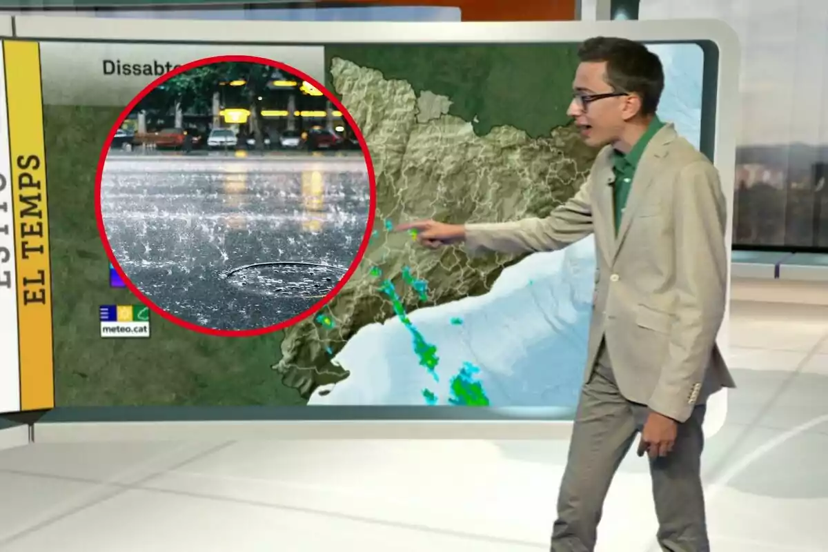 Presentador del clima señalando un mapa meteorológico con un gráfico circular que muestra lluvia intensa.