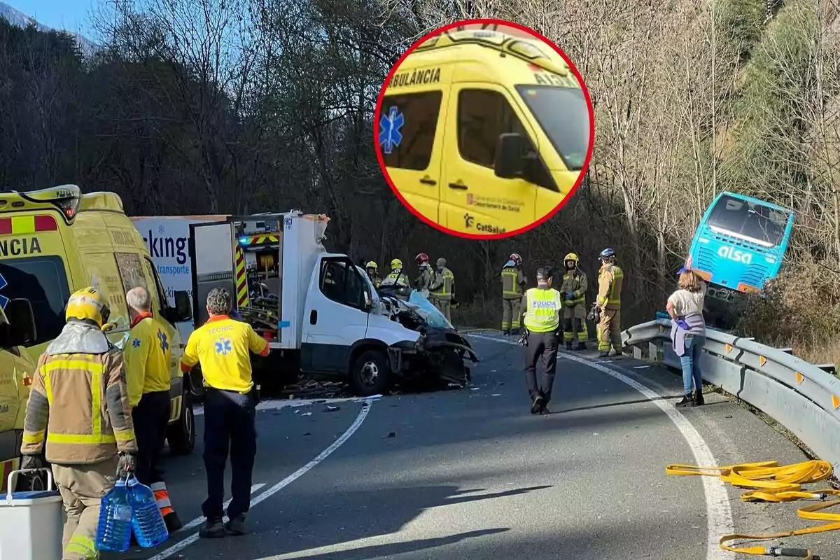 Accident de trànsit en una carretera amb presència de serveis d'emergència, incloent-hi ambulàncies, bombers i policia, mentre un autobús blau està detingut a la vora de la via.