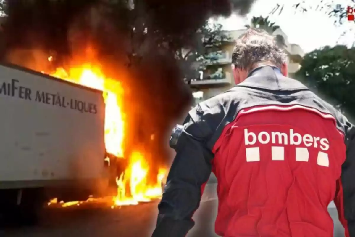 Bombero de espaldas observando un camión en llamas.