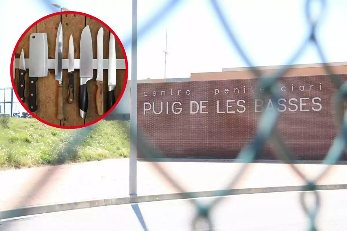 Un conjunto de cuchillos en un fondo de madera dentro de un círculo rojo superpuesto a una imagen del centro penitenciario Puig de les Basses visto a través de una cerca.