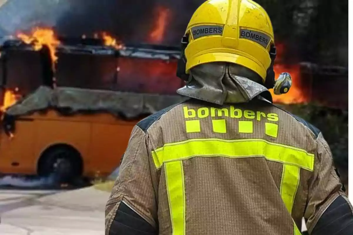 Bomber d'esquena amb uniforme groc i casc davant d'un vehicle en flames.