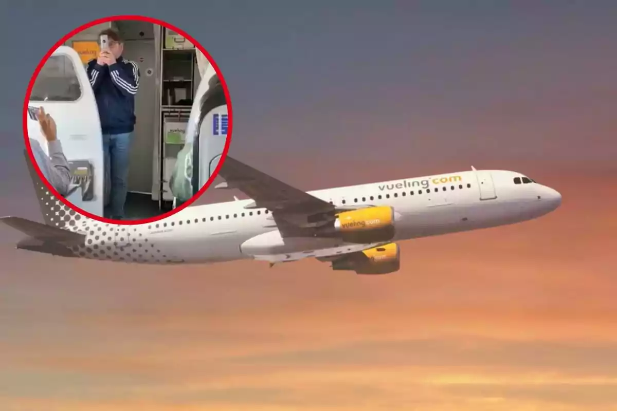 Un avió de Vueling volant cap al tard amb un requadre que mostra una persona fent una foto a l'interior de la cabina.