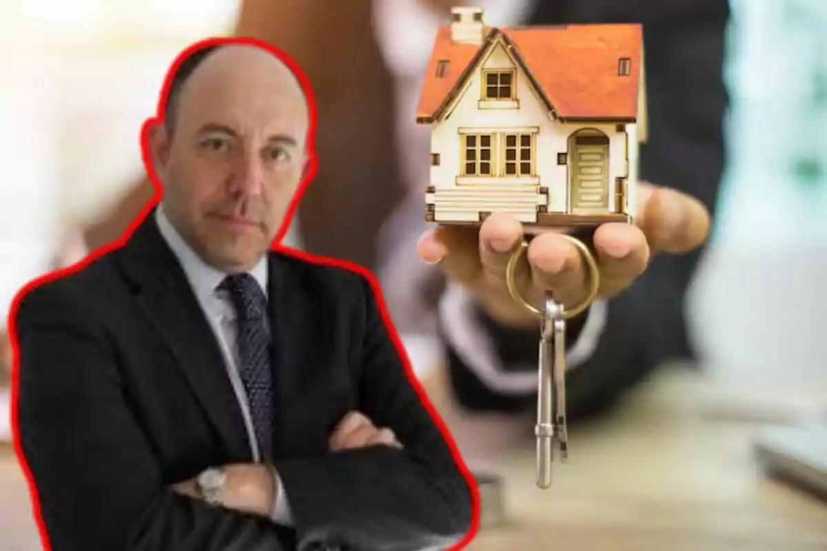 Un home amb vestit amb els braços creuats i una vora vermella, al costat d'una mà que sosté una casa en miniatura i unes claus.