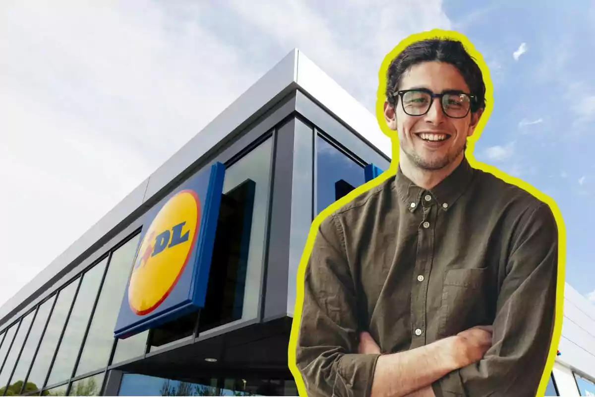 Un hombre sonriente con gafas y camisa de botones está superpuesto frente a un edificio moderno con un logotipo azul y amarillo.