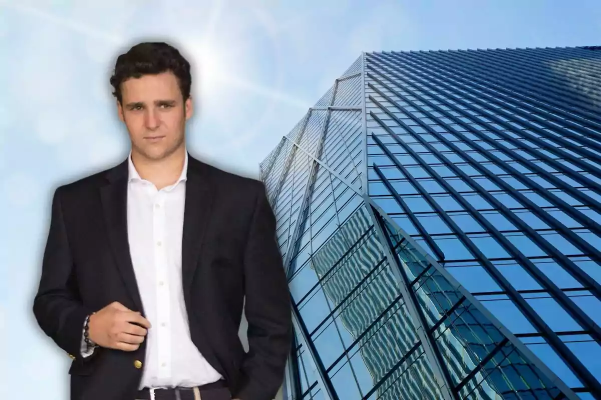 Un hombre con traje oscuro y camisa blanca está de pie frente a un edificio moderno de cristal bajo un cielo azul.