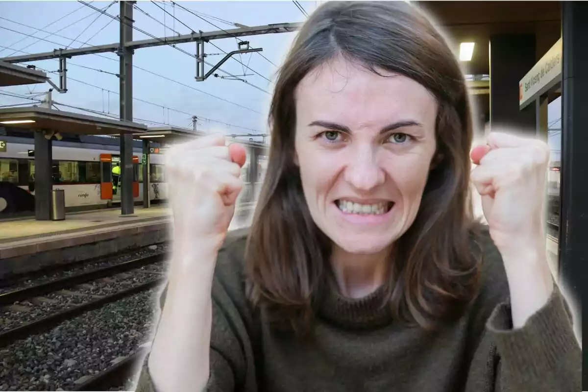 Una dona amb expressió d'enuig aixeca els punys en una estació de tren.