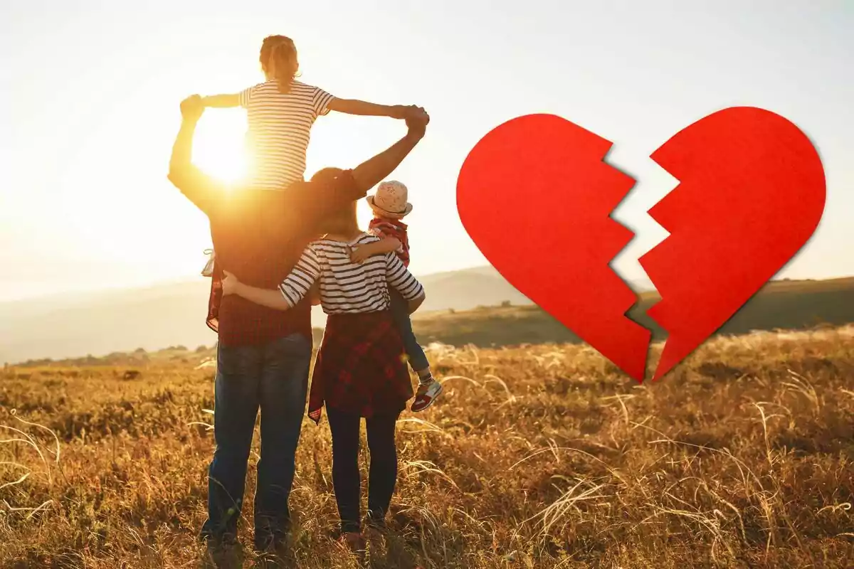 Una familia de cuatro personas en un campo al atardecer con un corazón roto superpuesto.