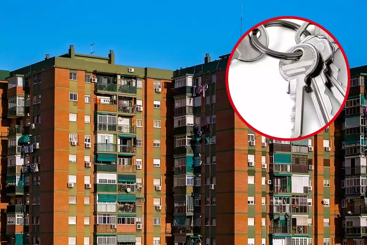 Edificio de apartamentos con un círculo que muestra un manojo de llaves.