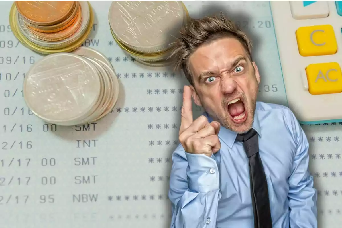 Hombre enojado con camisa azul y corbata negra levantando un dedo, junto a monedas, un extracto bancario y una calculadora.