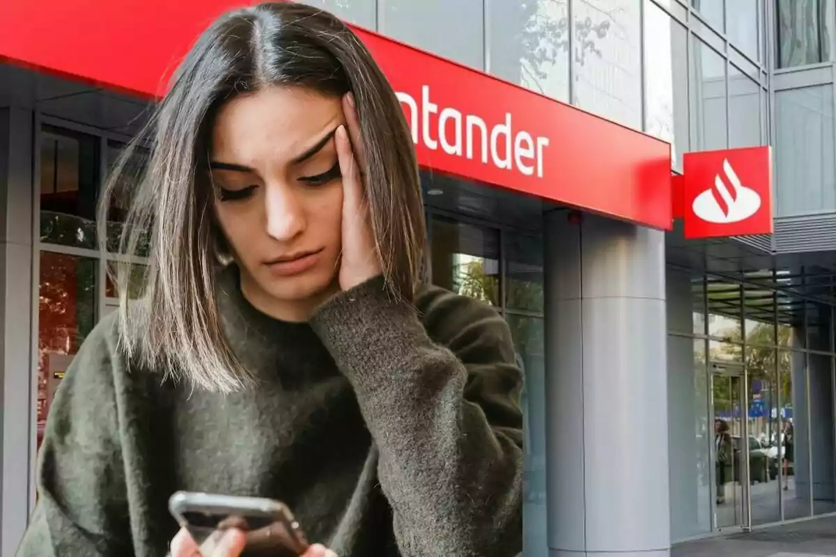 Una persona con expresión preocupada mira su teléfono frente a un edificio con el logo de un banco.