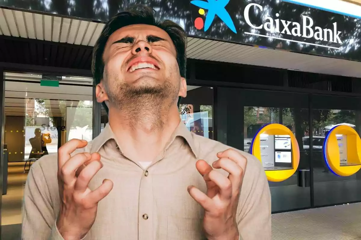 Un hombre con expresión de frustración frente a una sucursal de CaixaBank.