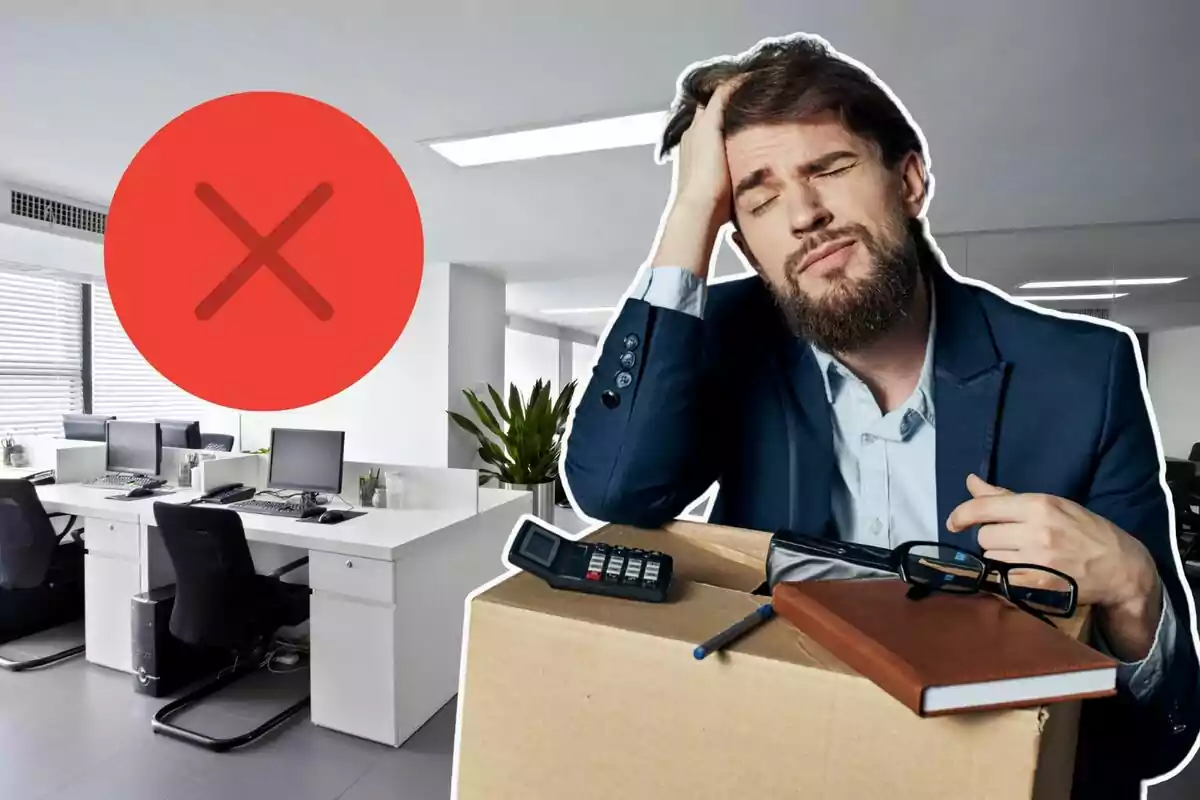 Hombre con expresión de preocupación sosteniendo una caja con objetos personales en una oficina vacía y un gran símbolo de equis roja al fondo