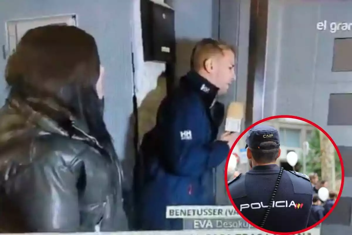 Una reportera y un camarógrafo están en la entrada de un edificio mientras un policía aparece en un recuadro en la esquina inferior derecha.