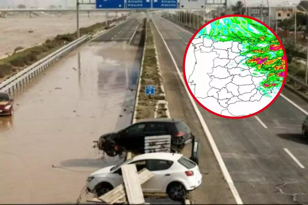 Carretera inundada con vehículos dañados y un mapa meteorológico en un círculo rojo mostrando condiciones climáticas adversas.