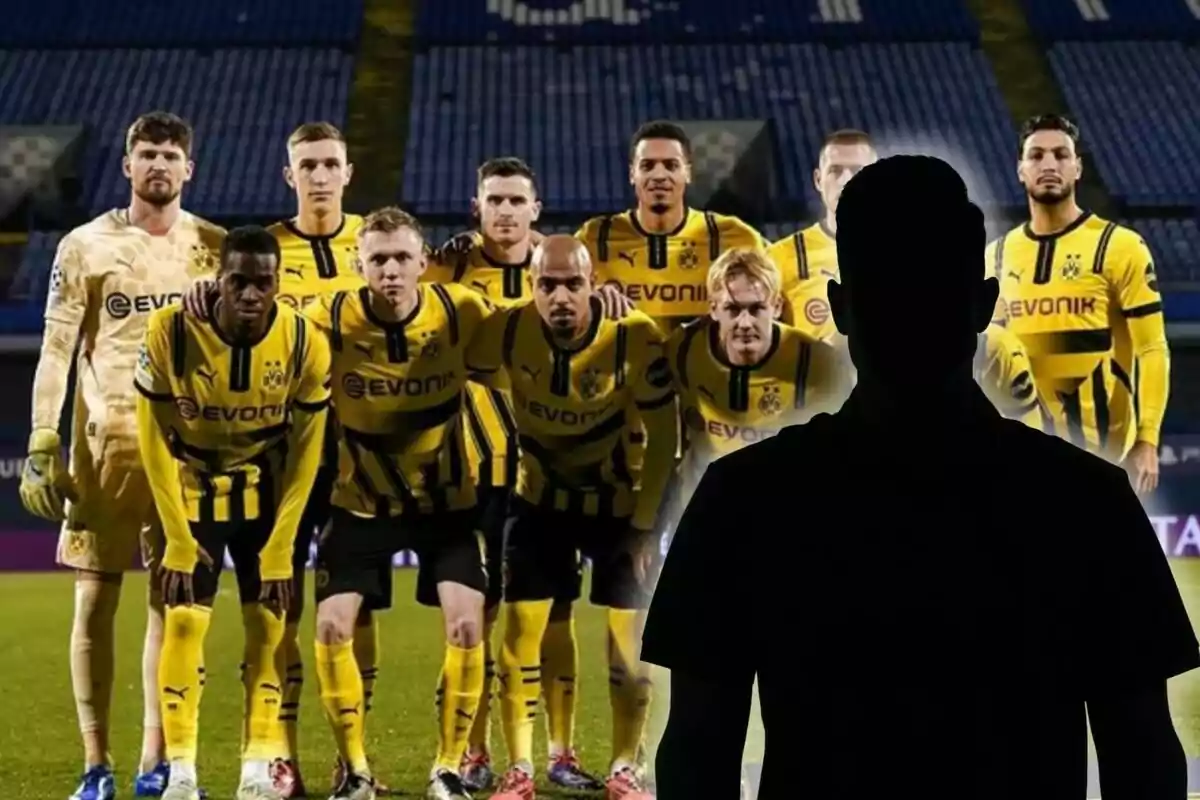 Un equipo de fútbol posando en el campo con un jugador en silueta en primer plano.