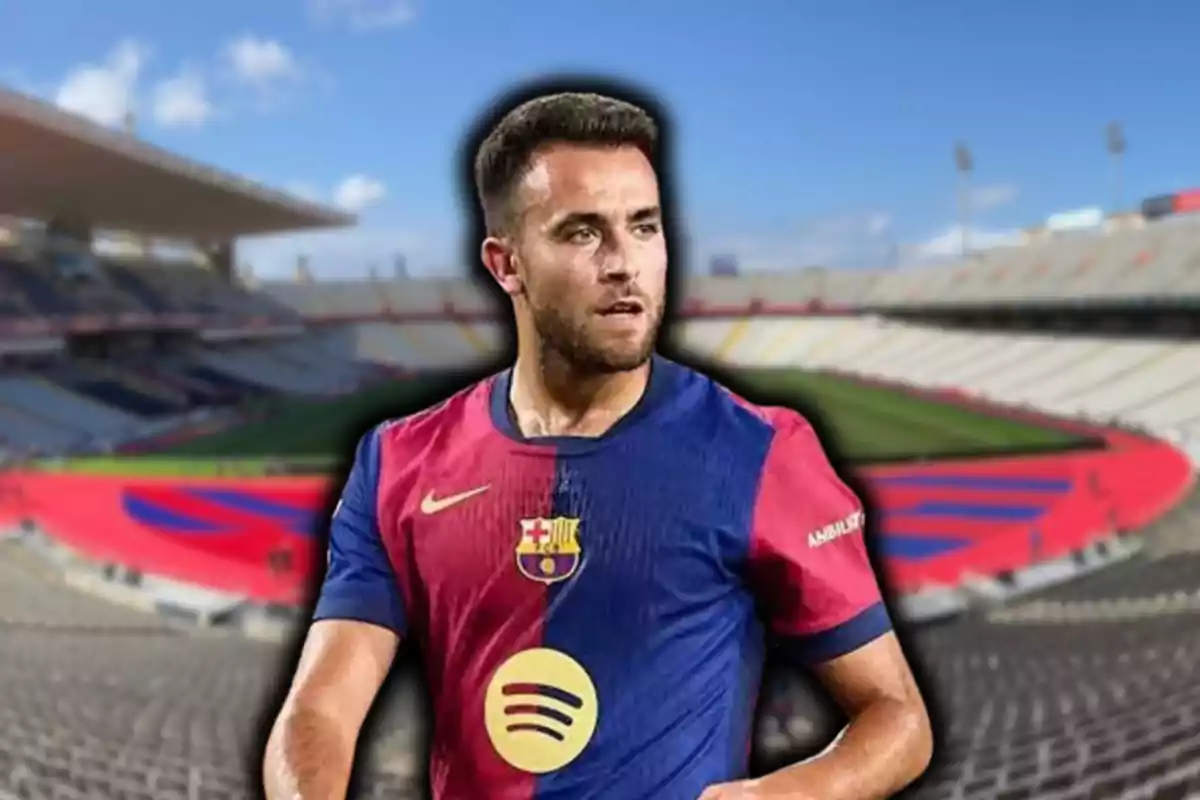 Un jugador de futbol amb l?uniforme del FC Barcelona està en un estadi buit.