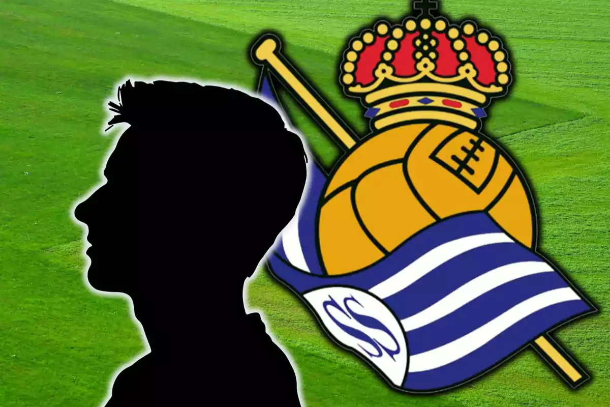 Silueta d?una persona al costat de l?escut d?un equip de futbol sobre un fons de gespa verda.