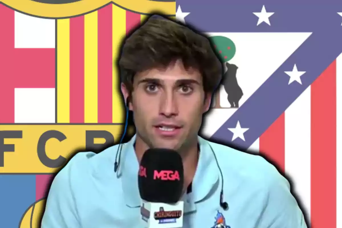 Un home amb auriculars i micròfon està parlant davant d'un fons que combina els escuts de dos equips de futbol.