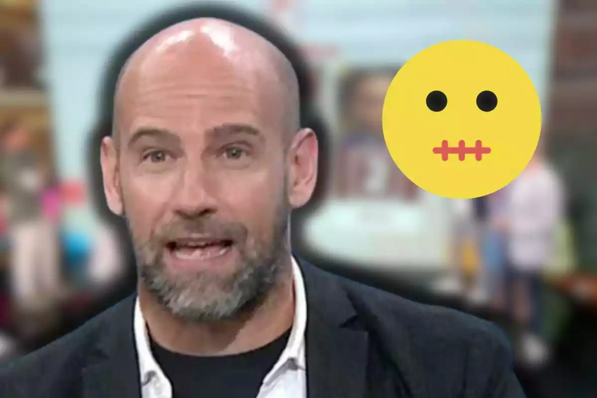 Gonzalo Miró parlant davant d'una càmera amb un emoji de boca tancada superposat al fons.