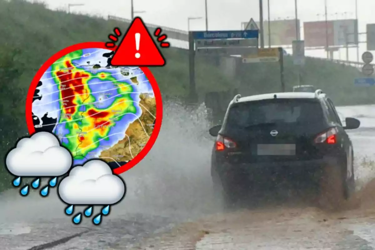 Cotxe circulant per una carretera inundada amb un mapa meteorològic que mostra alerta de tempesta i pluja intensa.