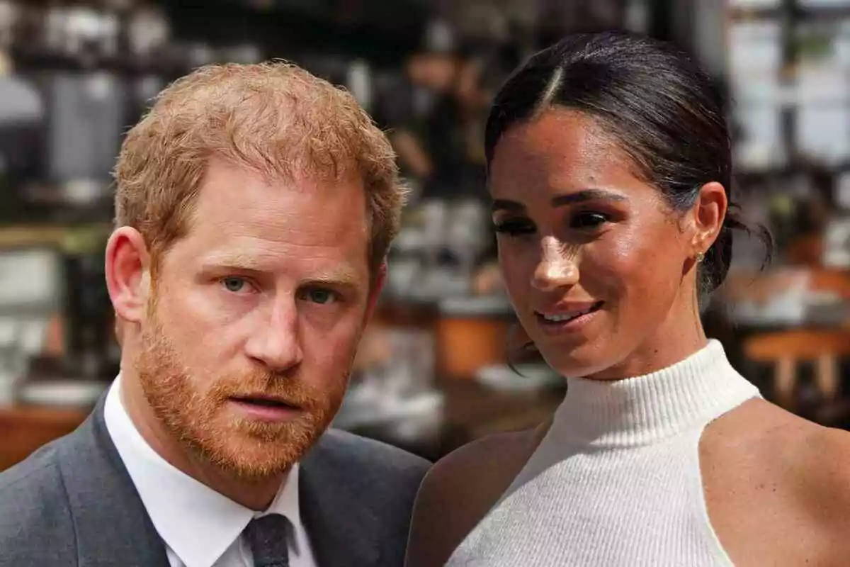 Primer pla de Meghan Markle seriosa i el príncep Harry somrient en un fons de restaurant difuminat.