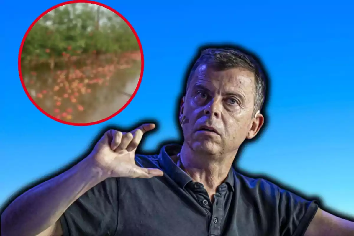 Un hombre gesticulando con las manos sobre un fondo azul con un círculo que muestra un campo inundado con frutas flotando.