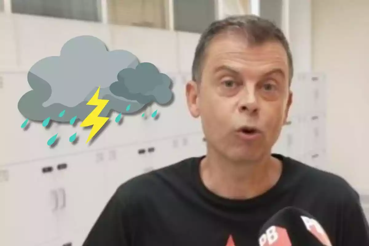 Hombre hablando frente a un micrófono con un dibujo de nubes de tormenta y relámpago en el fondo.