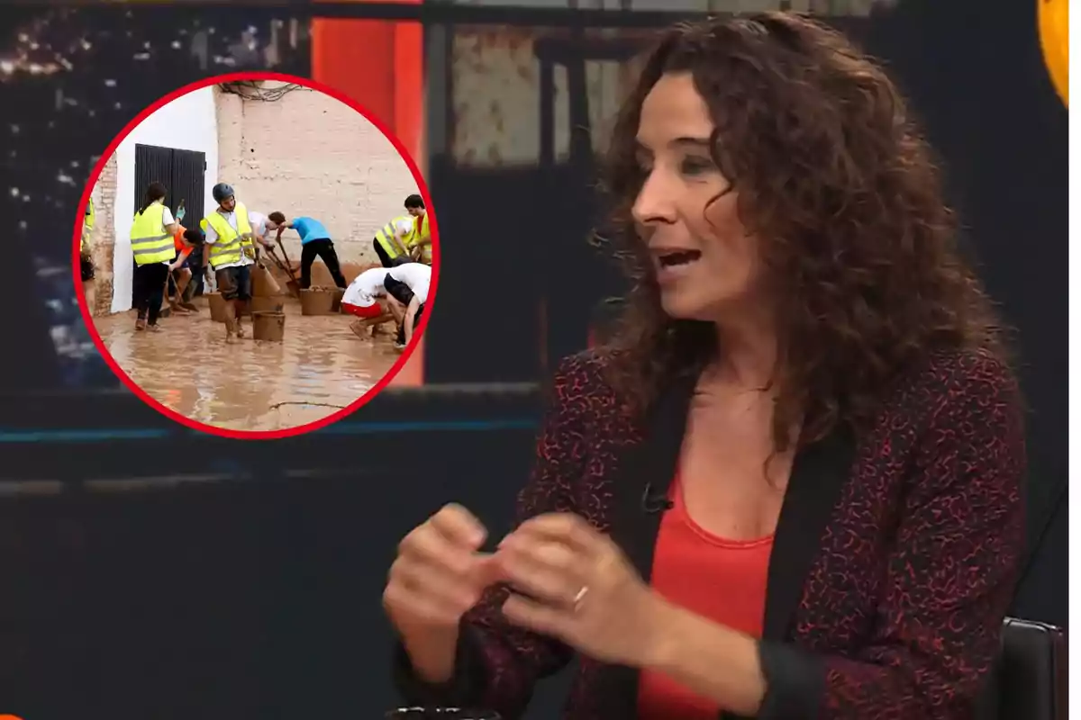 Mujer hablando en un programa de televisión con una imagen insertada de personas trabajando en una zona inundada.