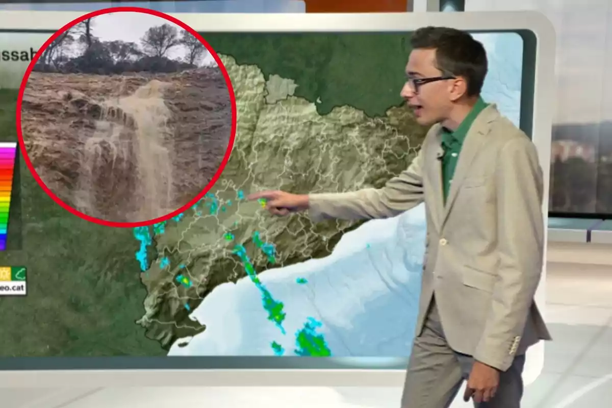 Un meteorólogo señala un mapa del tiempo en un estudio de televisión mientras se muestra una imagen de una cascada en un círculo rojo.