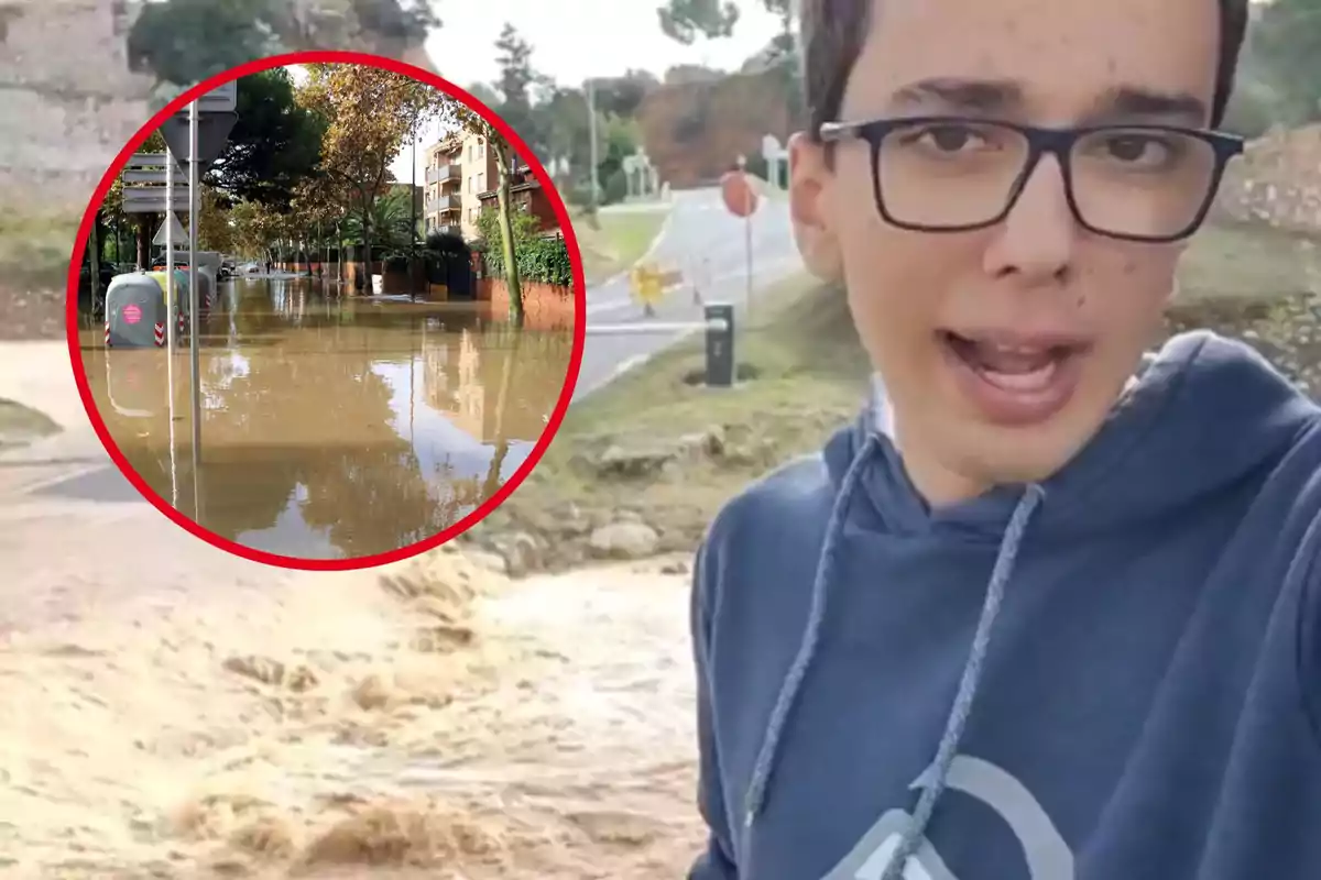 Un joven con gafas y sudadera azul está hablando frente a una calle inundada, con un recuadro que muestra un primer plano de la inundación en una zona urbana.