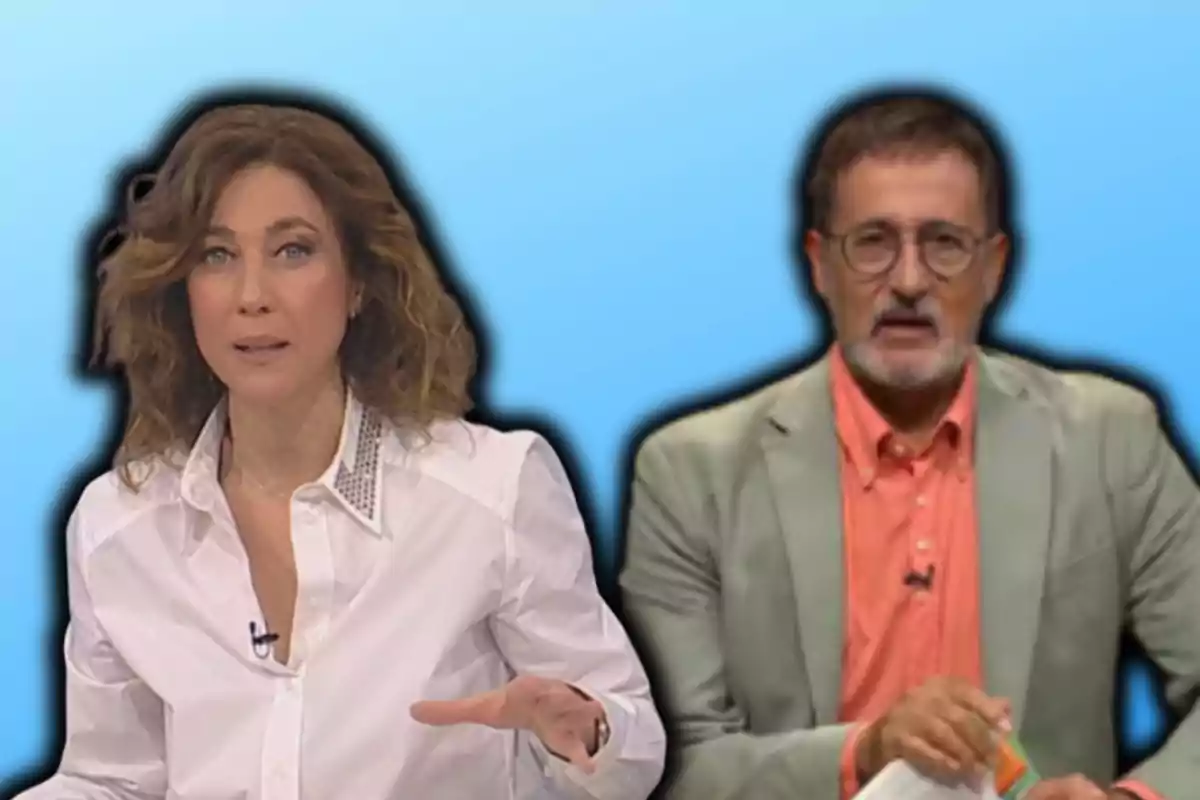 Dues persones en un programa de televisió amb fons blau.