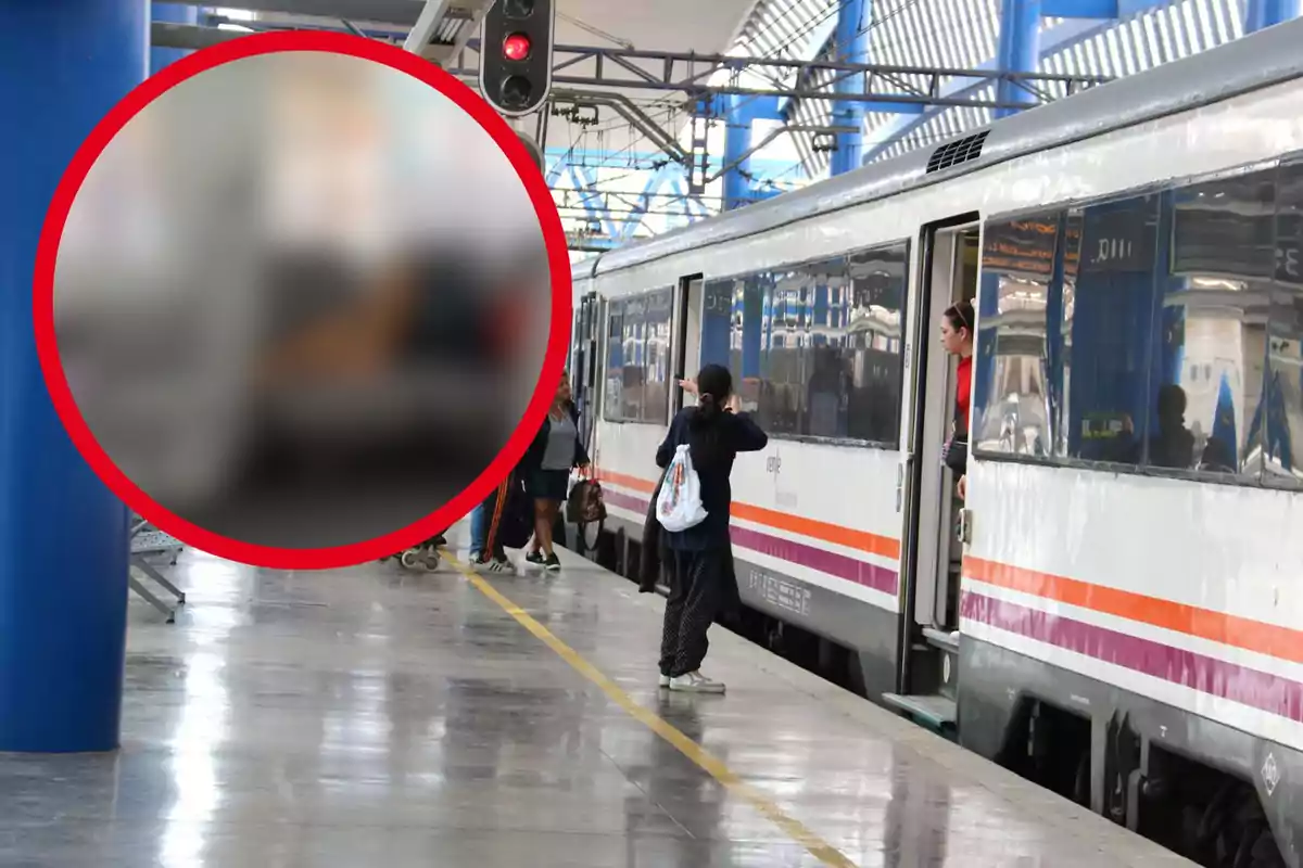 Una persona espera en el andén mientras un tren está detenido en la estación, con un círculo rojo desenfocado en la esquina superior izquierda.