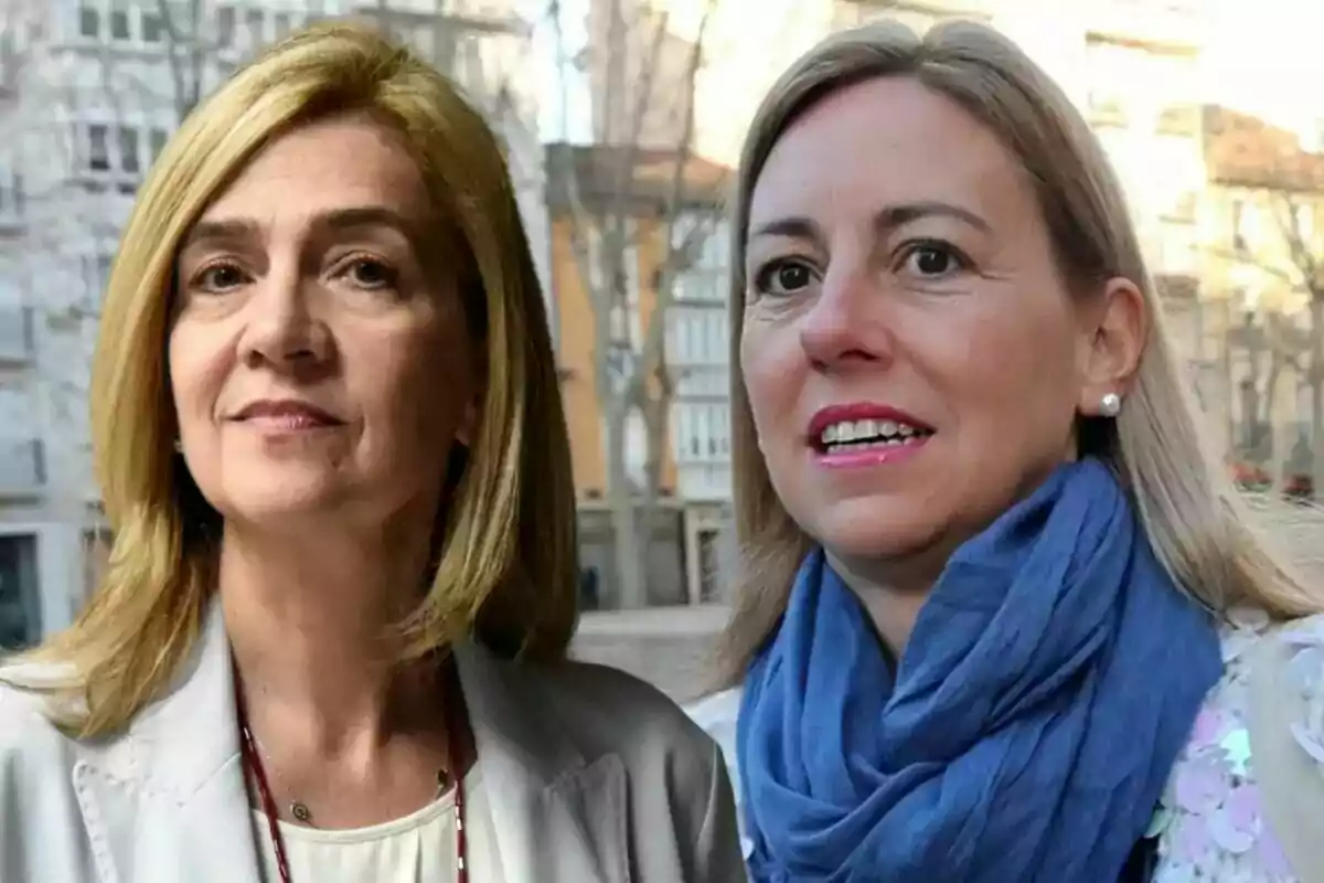 Dos mujeres de cabello rubio posan al aire libre con edificios de fondo.