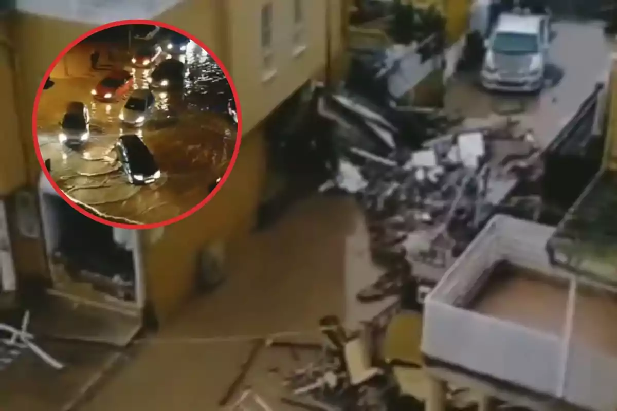 Calle inundada con escombros y varios coches circulando en el agua.