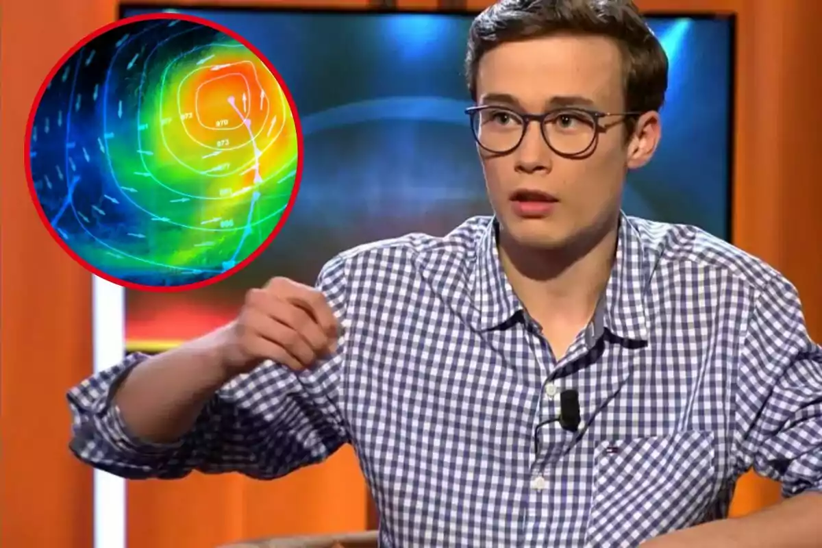 Un joven con gafas y camisa a cuadros habla en un programa de televisión con un gráfico meteorológico en un círculo rojo a su lado.