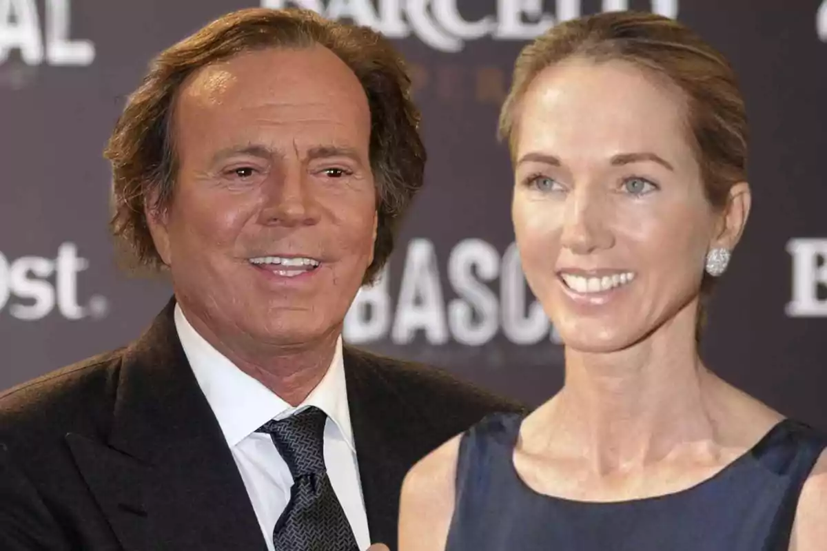 Julio Iglesias y Miranda Rijnsburger posant juntes en un esdeveniment formal amb fons de logotips. Julio Iglesias y Miranda Rijnsburger posant juntes en un esdeveniment formal amb fons de logotips.