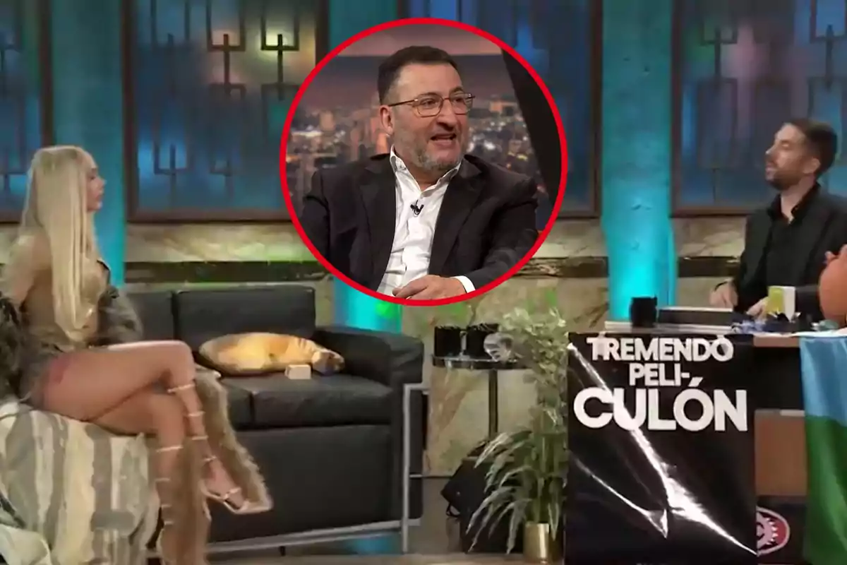 Un programa de televisión con tres personas en un set, una de ellas en un sofá, otra detrás de un escritorio con un cartel que dice "Tremendo Peli-Culón" y una imagen de un hombre en un círculo rojo superpuesta.