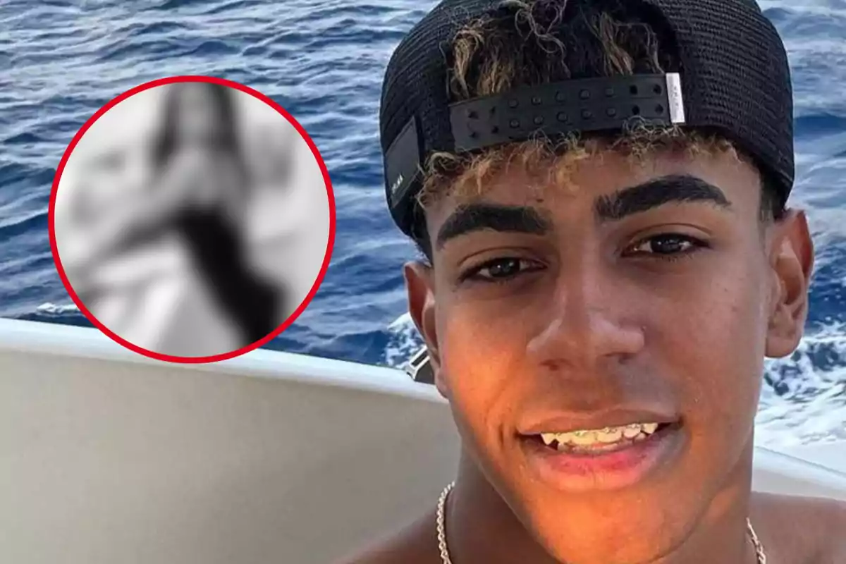 Un joven con gorra negra sonríe mientras está en un bote en el mar con una imagen borrosa en un círculo rojo a su lado.