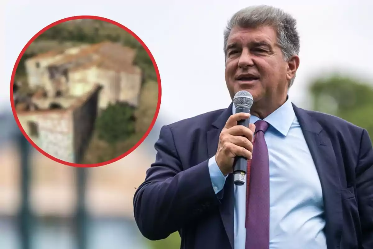 Un home amb vestit i corbata sosté un micròfon mentre parla a l'aire lliure; al cantó superior esquerre hi ha un cercle vermell que mostra una imatge borrosa d'un edifici antic.