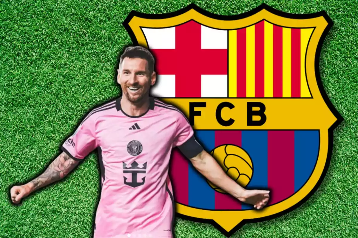 Jugador de futbol amb samarreta rosa celebrant davant de l'escut del FC Barcelona sobre un fons de gespa.