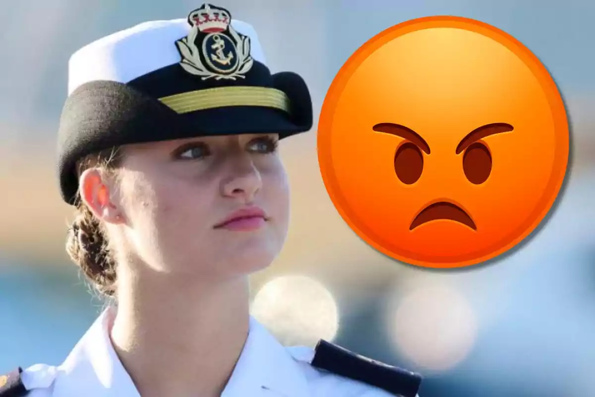 Una dona amb uniforme militar i un emoji de cara enutjada superposat.