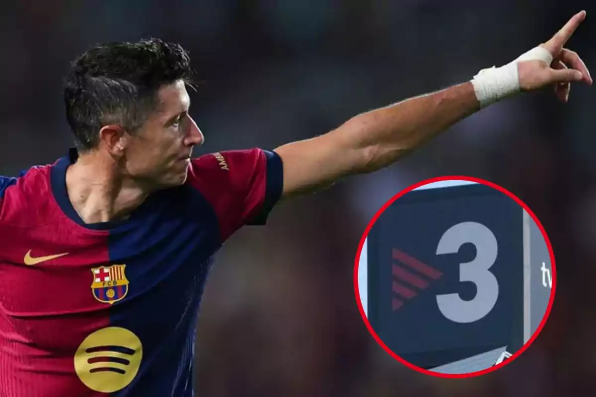 Un jugador de fútbol con el uniforme del FC Barcelona señala hacia adelante con el brazo extendido y en la esquina inferior derecha hay un círculo rojo que contiene el número 3.