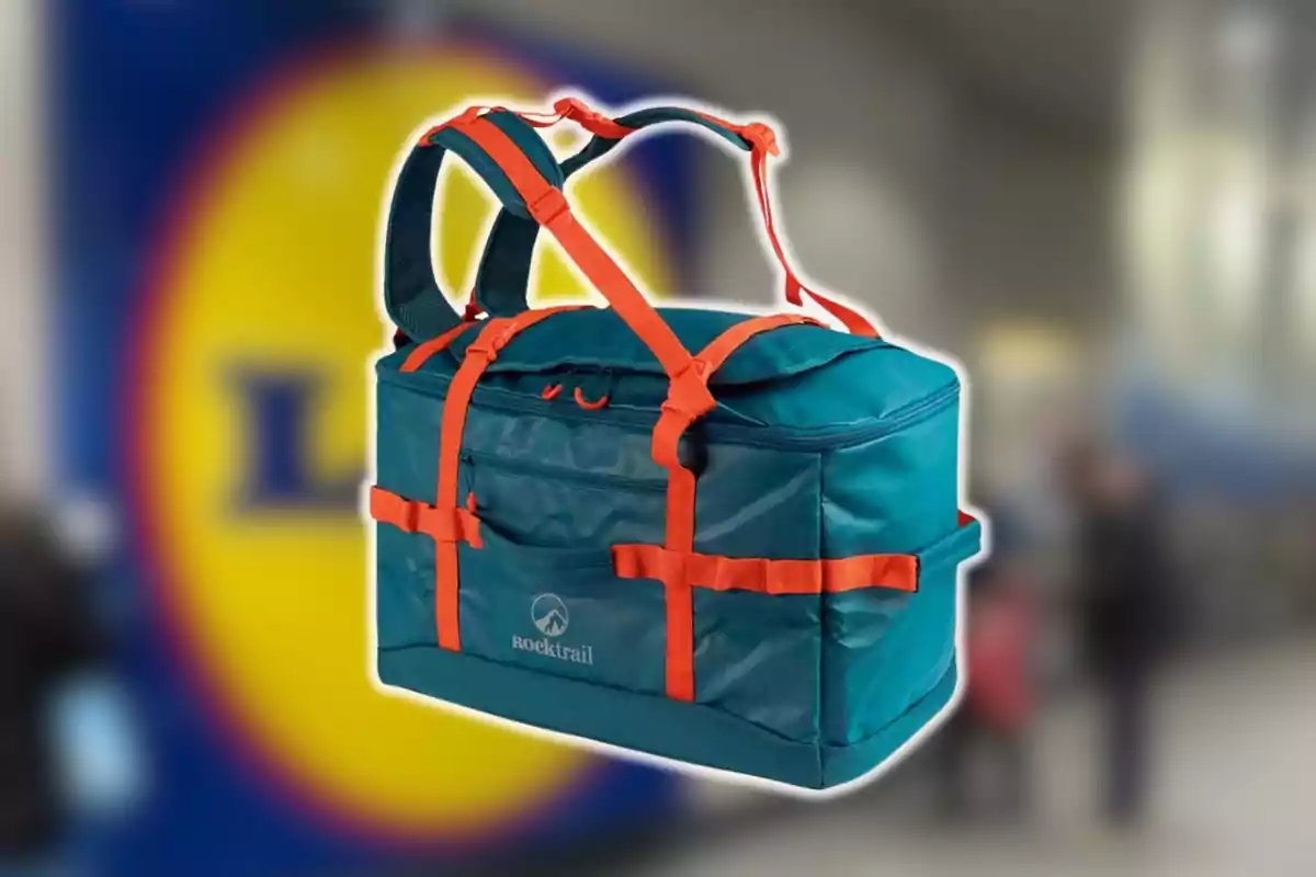 Muntatge amb el logotip de Lidl de fons i la bossa d'equipatge que ven la mateixa cadena Muntatge amb el logotip de Lidl de fons i la bossa d'equipatge que ven la mateixa cadena